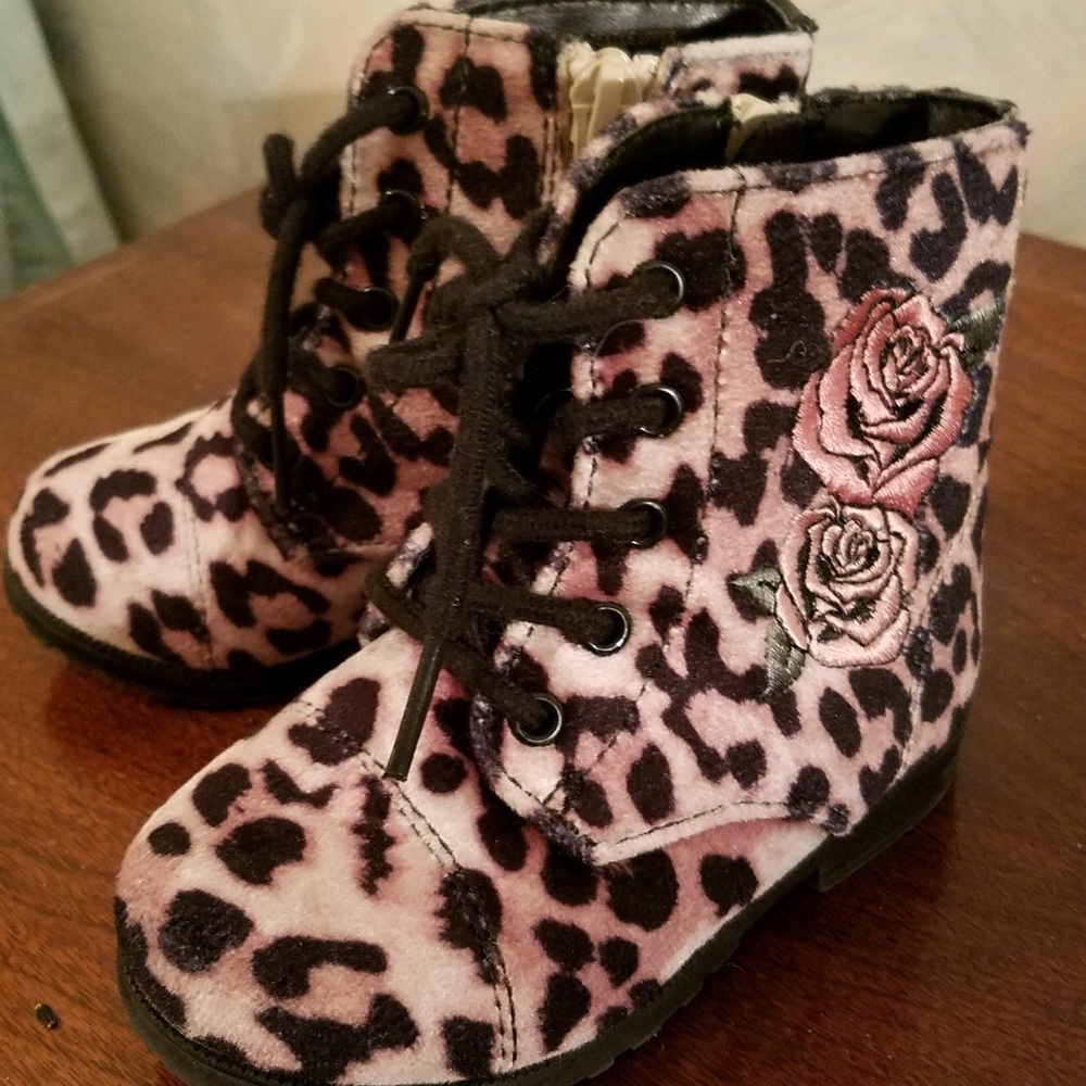 Children’s Place girls size 6 fuzzy cheetah boots